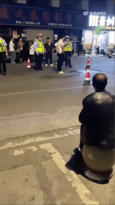 这“尿遁”人间少见！浙江温州一男子喝酒开车，路上遇交警查酒驾。他下车不吹交警手上