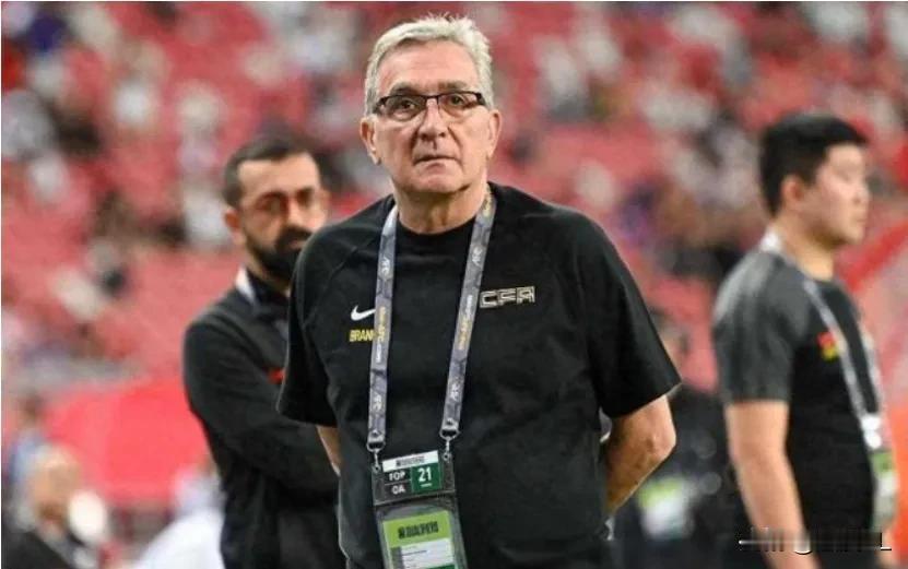 对阵泰国，国足最强首发:
  门将：王大雷（应该不会调整）。
  后卫：刘洋、蒋