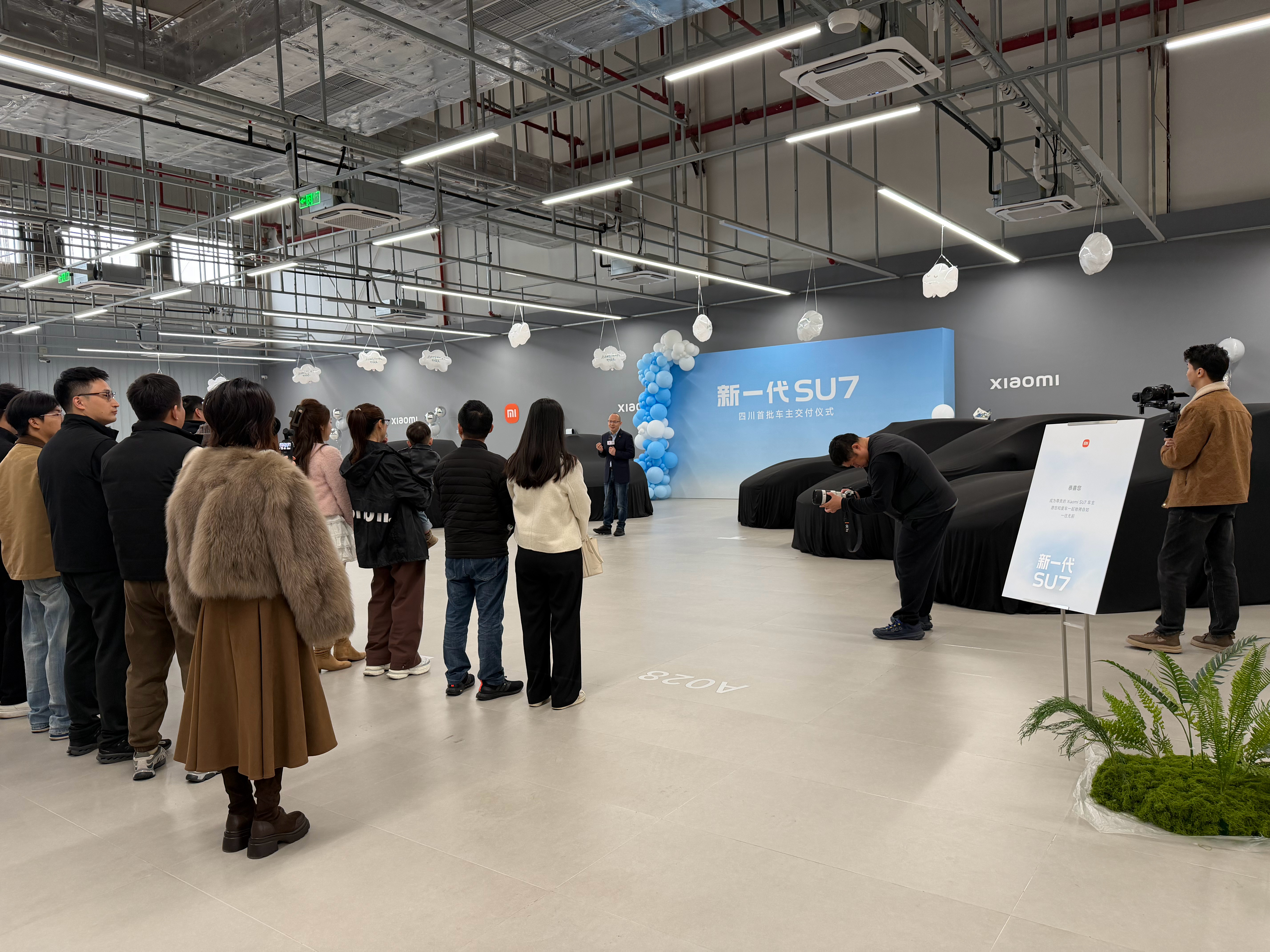 雷总在深圳交车，我在成都龙泉……  小米汽车新一代su7雷军付卷卷爱粟