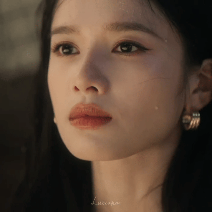 张婧仪美成古早立绘了张婧仪苗靖怼脸镜头封神！自带古早言情立绘质感，美貌清晰抓人，