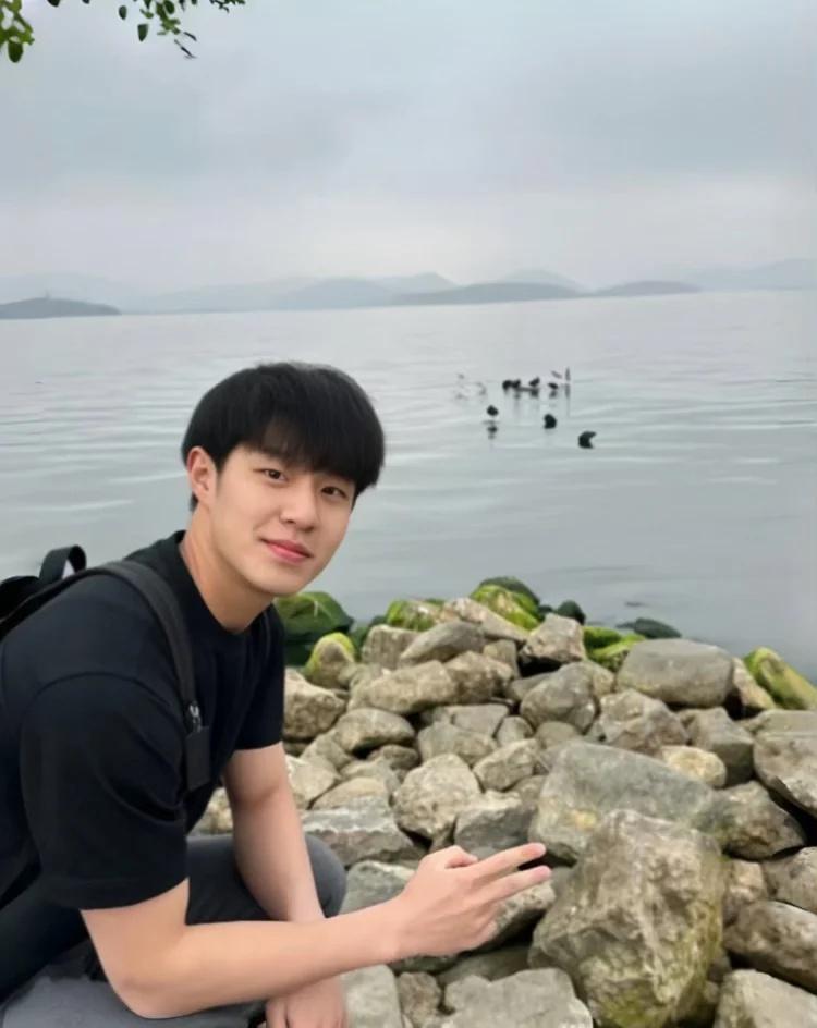 南宁 已经被家里挂公园了 也不差发xhs了
94年，南宁人，身高181，硕士，设