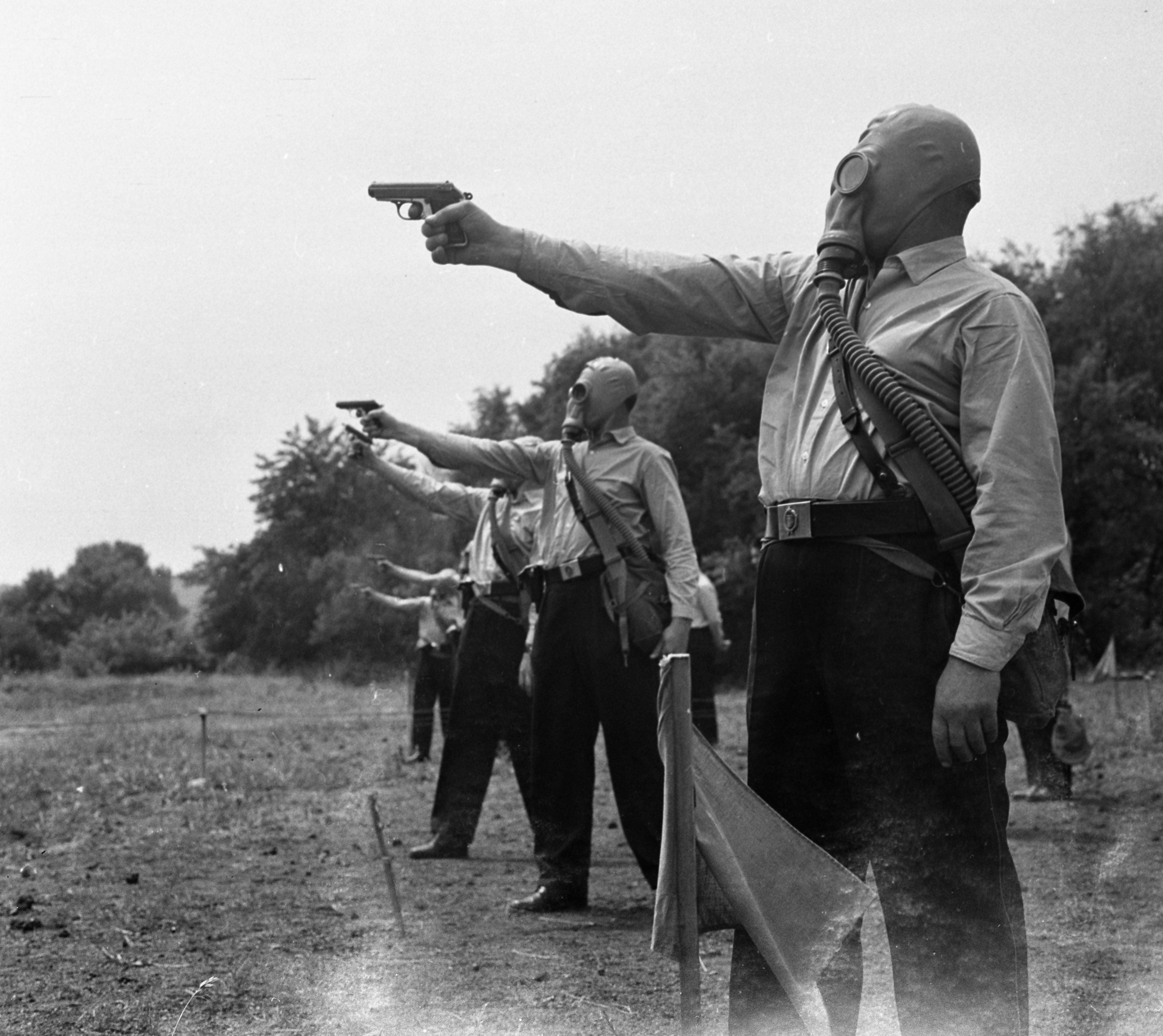 1967年，匈牙利布达佩斯某射击场内正在进行射击训练的警察们。 