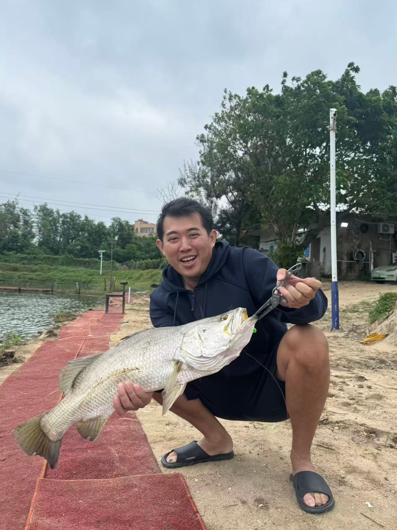 我一个广州喜欢钓鱼的同学今天过来海口又去旁边湖里钓鱼了，居然给他钓到这么大的，这