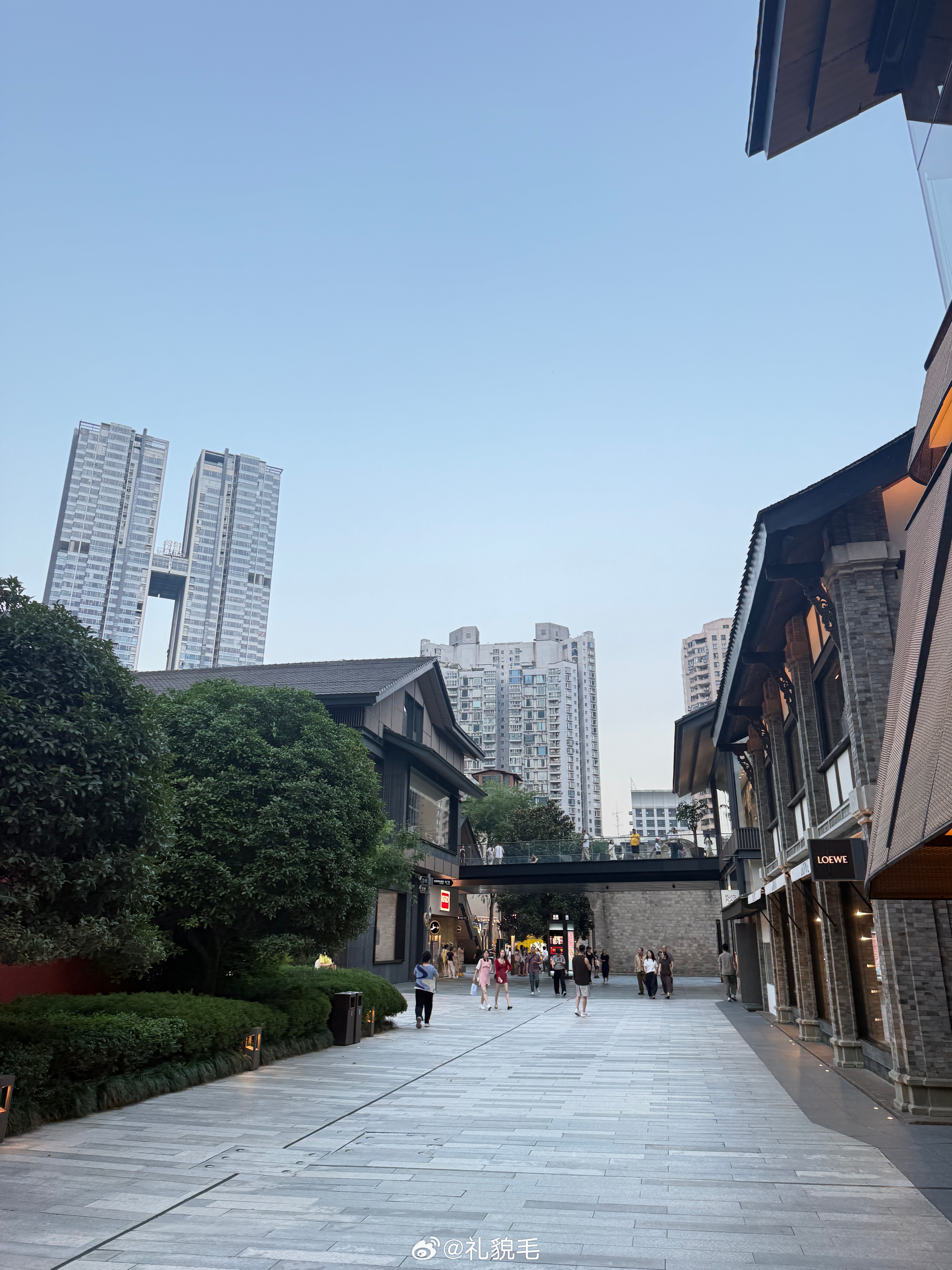 成都跟厦门应该是有两小时的时差这个点天还是亮的，说八点半才会天黑 