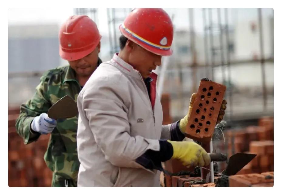 目前，在以色列的建筑工地上，有中国工人，也有印度工人。

中国工人每月工资，折合