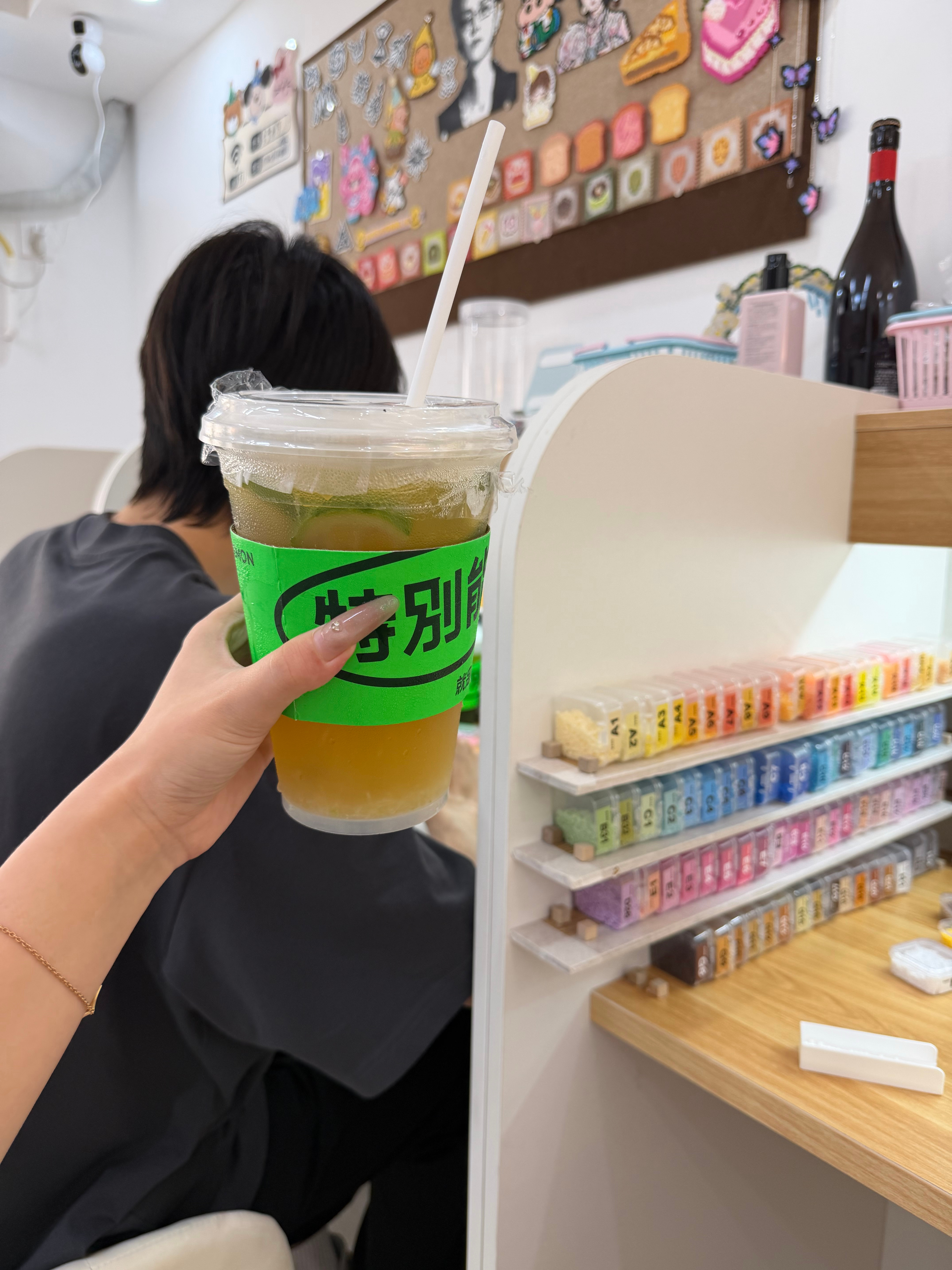 俩人完全沉浸在拼豆之中，如同做了同学一般 