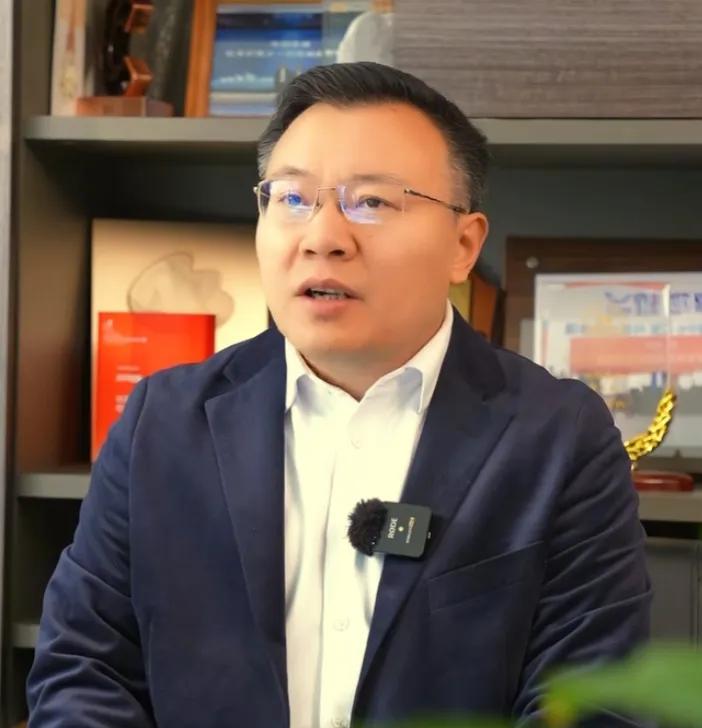 任泽平楼市预判刷屏！80%房子只住不涨，刚需该咋选？
 中介喊房价稳了，邻居愁资