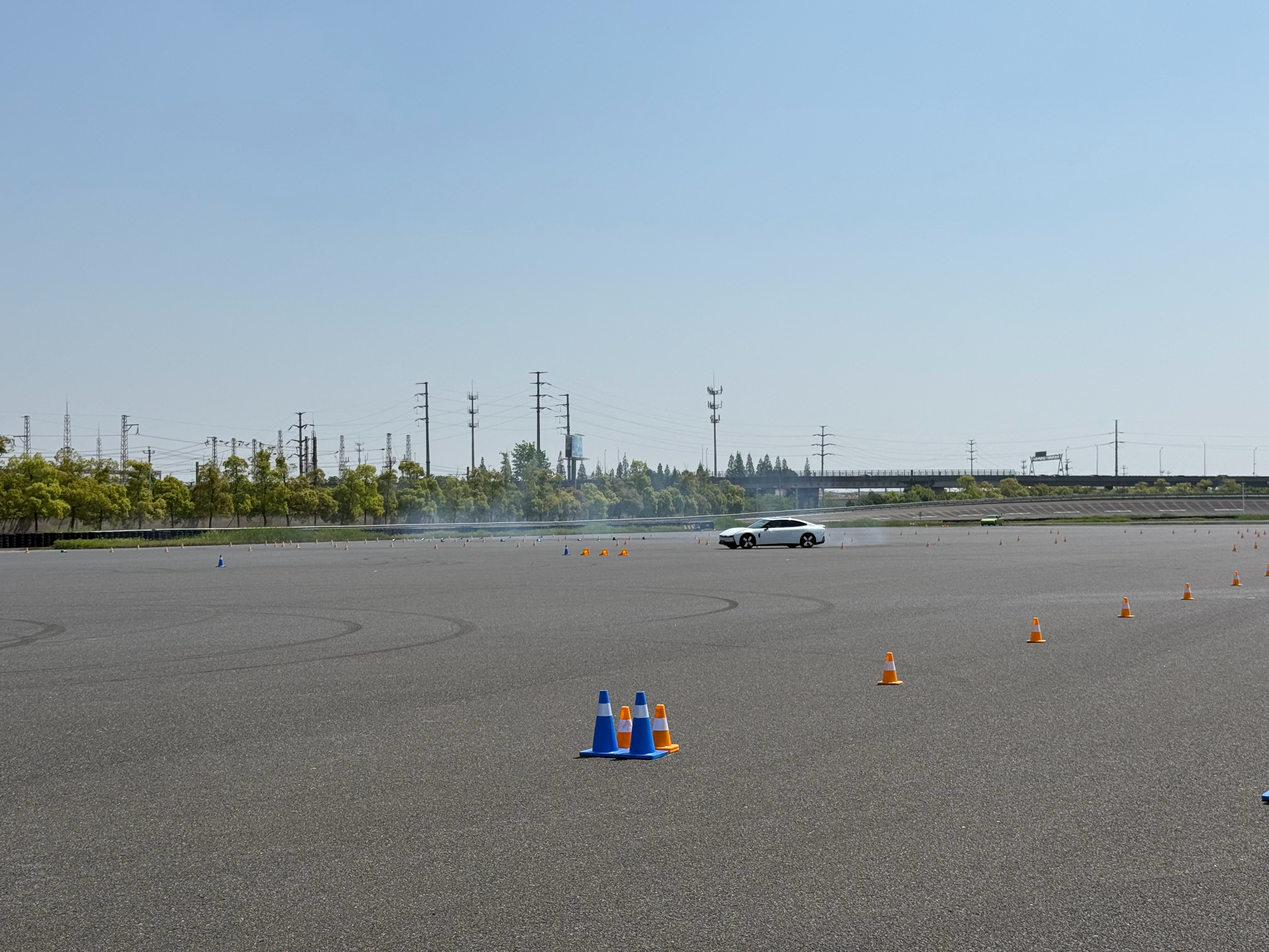 小鹏P7全能驾趣可街可赛漂移拉烟的小鹏P7可太帅了