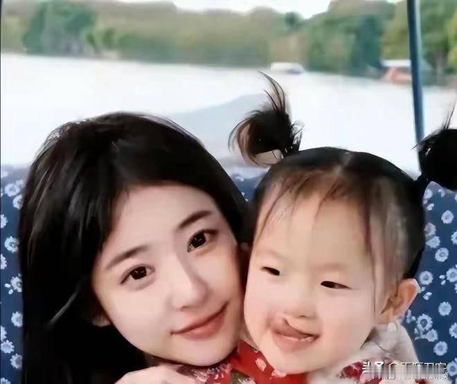 黄一鸣和王思聪的“私生女风波”又反转了！

当年她靠直播卖惨要抚养费，如今前男友