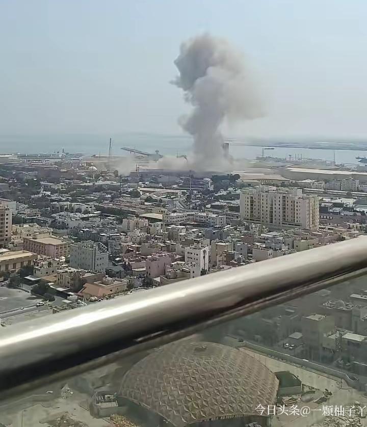 伊朗对巴林的美军第五舰队总部发动袭击，基地设施受损，现场浓烟滚滚，中东多国美军基