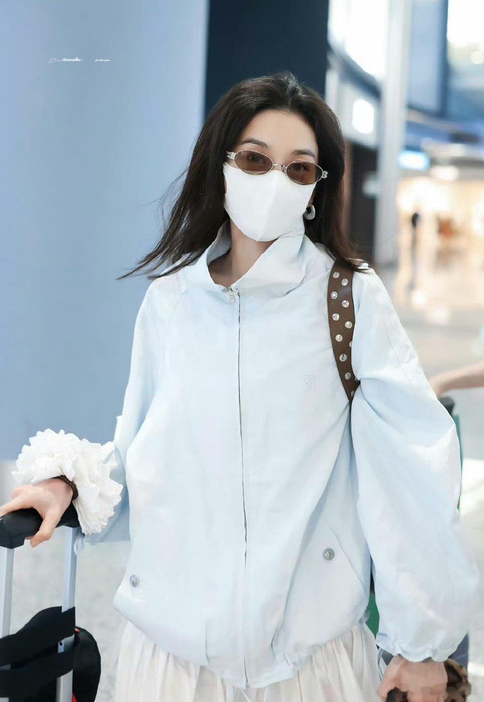 宋祖儿给站姐送一周年礼物 好美好的祖儿，听说粉丝开站一周年，翻箱子掏出礼物送给粉