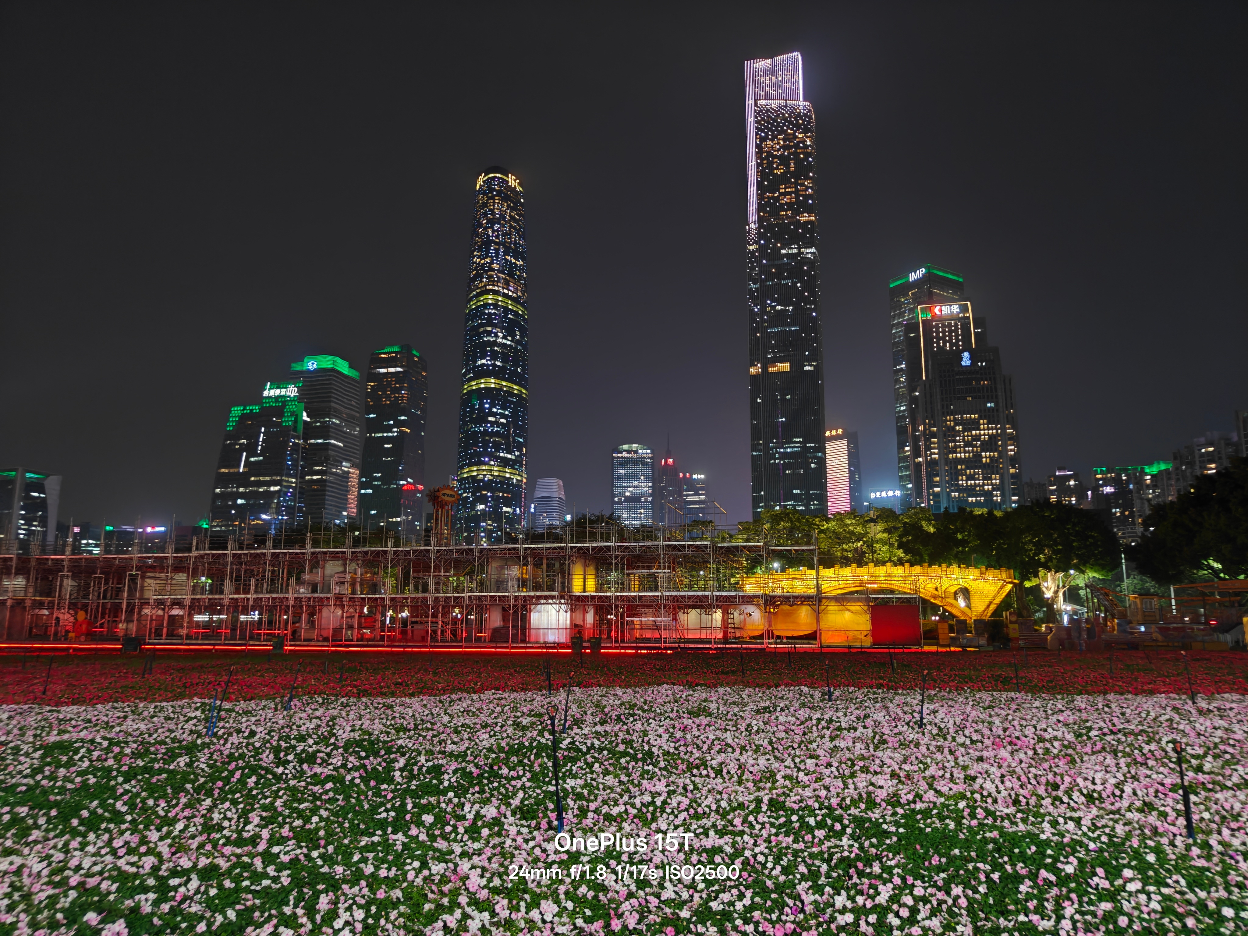 在小蛮腰下面，用刚刚发布的一加 15T 拍了几张夜景，还可以吧？ 