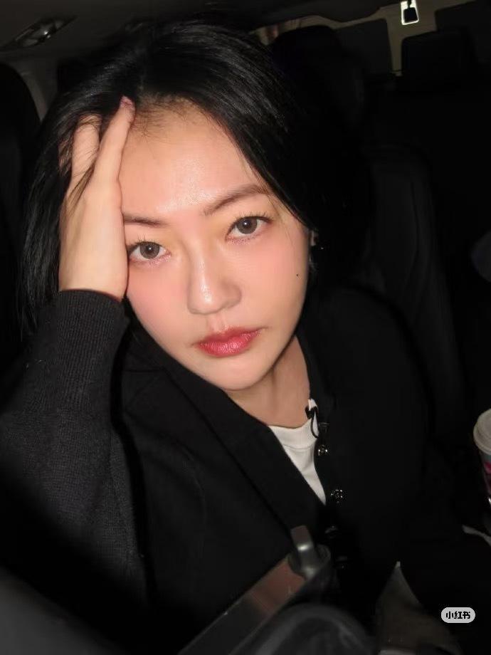 小S街头大哭其实成年之后很少有人在公共场合这样哭，估计已经很累了，我希望大家还是