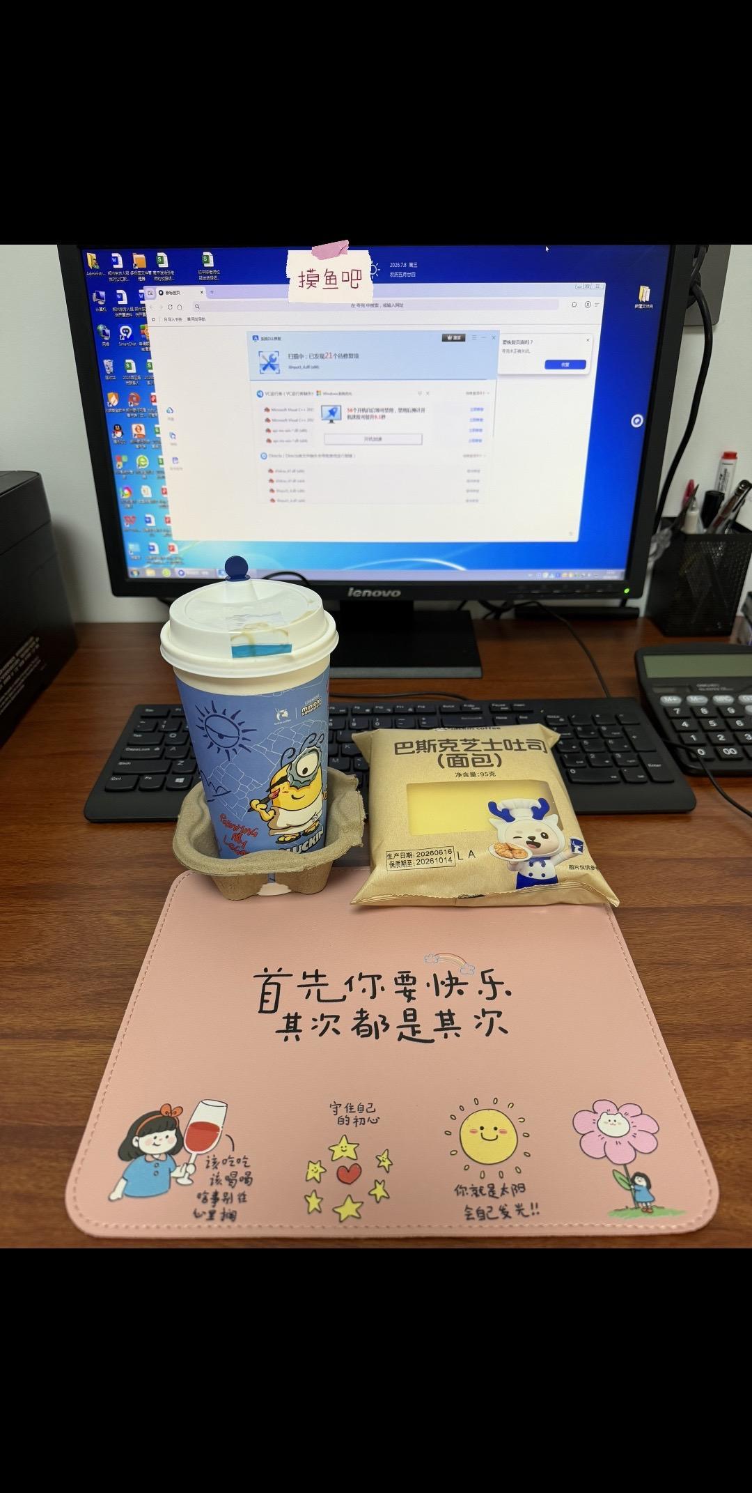 上班搭子咖啡☕️配面包🥯上班不能缺咖啡 上班哪有不摸鱼的 工位上的精神状态 哄