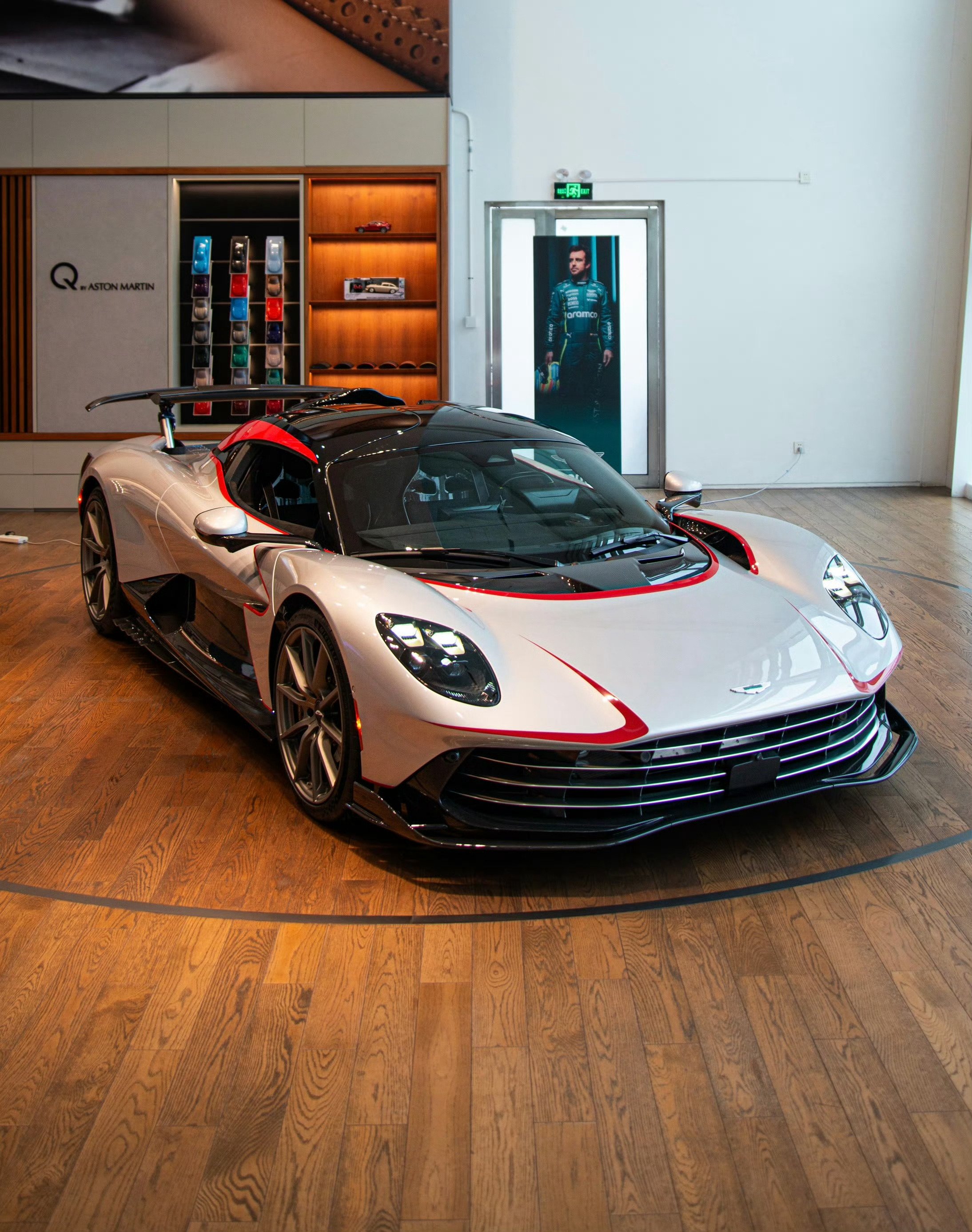 随着Valhalla实车在全国巡展、国内也即将迎来交付。身边也有几个朋友订了这车