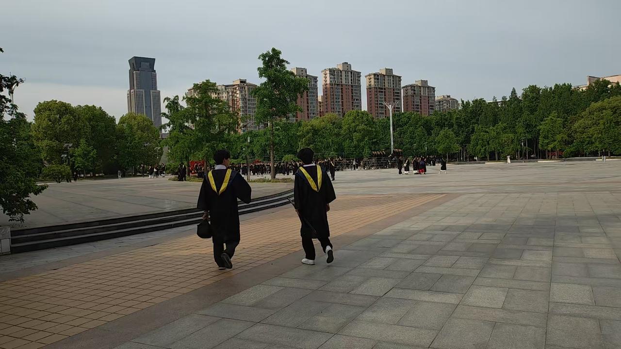 侄儿法学院即将毕业，很可惜，他未能取得法律职业资格证书，对于他而言，就业很困难很