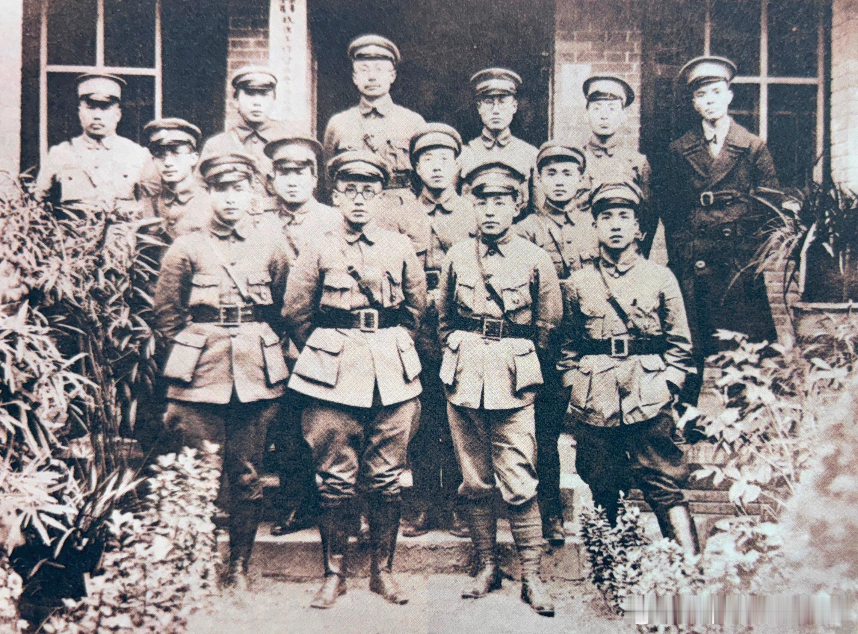 1927年春总政治部副主任郭沫若（前左二）与李富春（前右一，第2军副党代表）、朱