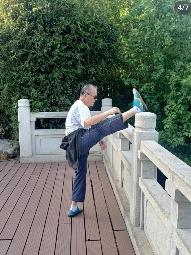 流汗，是生活最好的解药。
坚持运动，不为惊艳别人，只为遇见更自律、更有活力的自己