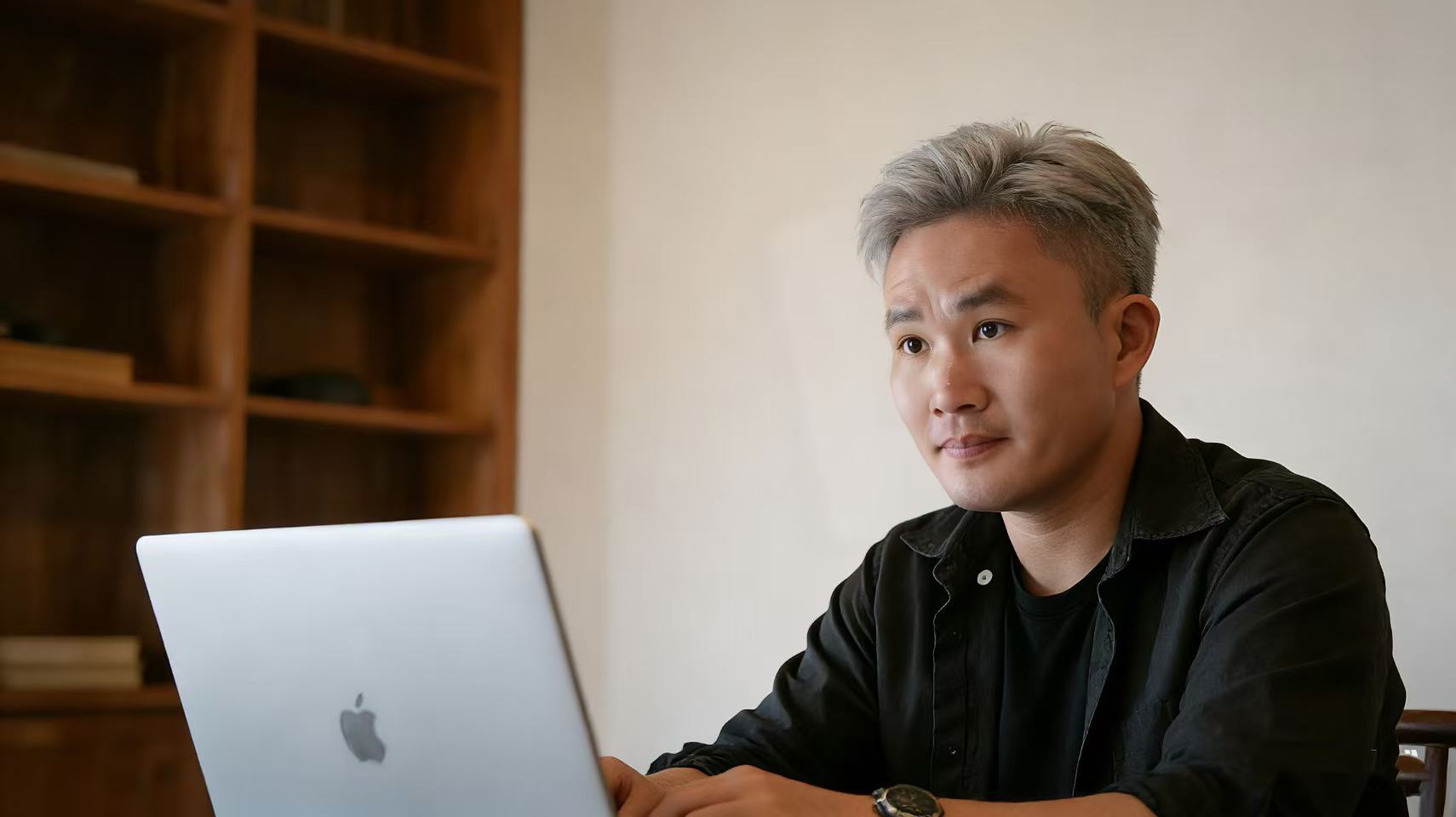 8090后中登集体叛逆染黄毛但其实是灰色，不是黄色，逐渐变成了灰白色