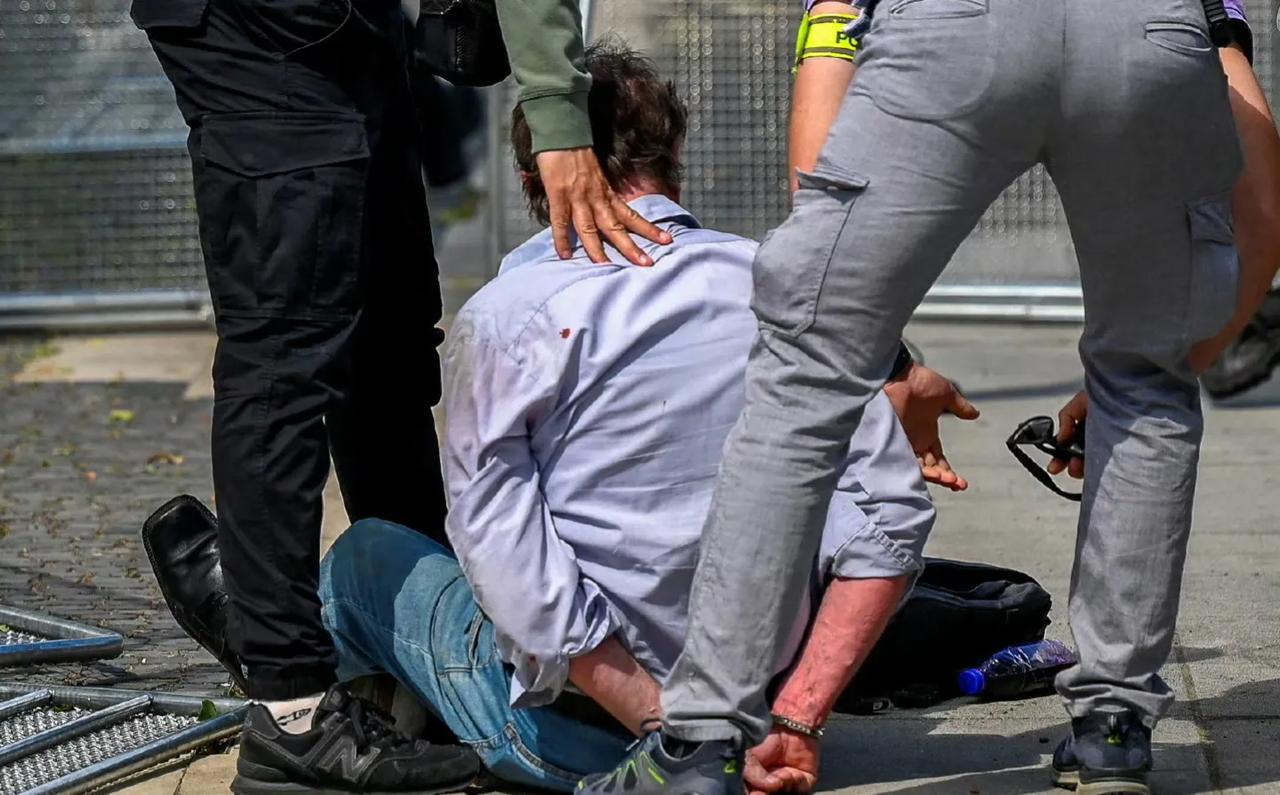 前两天，斯洛伐克总理菲佐在该国中部汉德洛瓦遭枪击，目前正在医院养伤，应该没有大碍