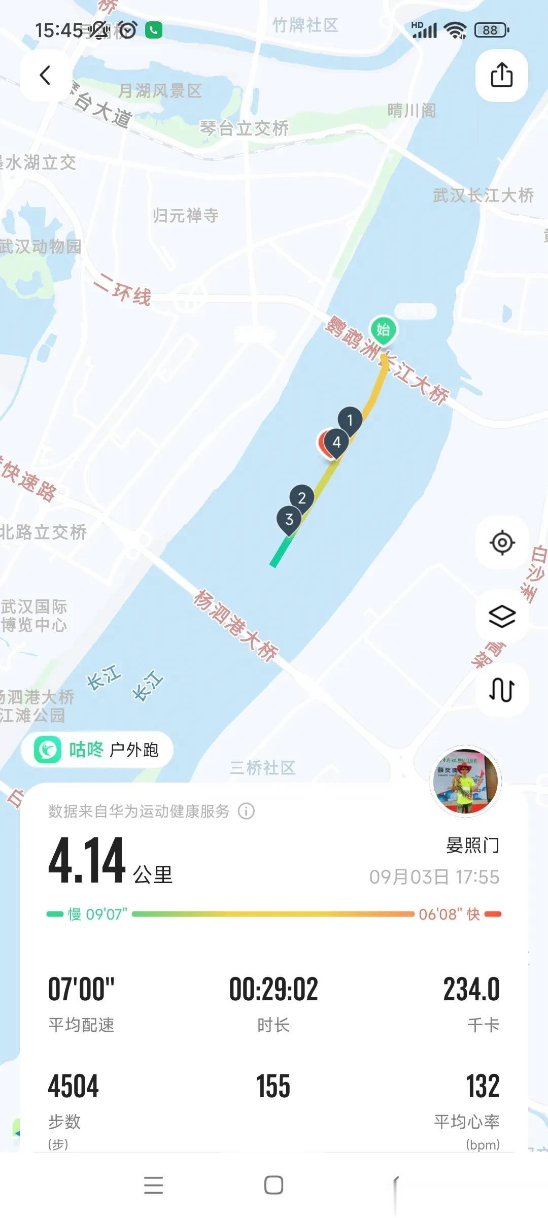 在万里长江江心跑步是什么体验？武汉一小伙在长江正中央历时半小时畅跑5公里，上演现