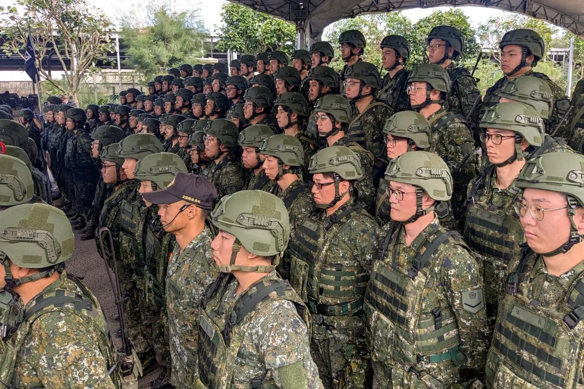 近日，台军的一个义务役士兵投书台媒，吐槽“替代役”的存在让他感到“制度不公”，削