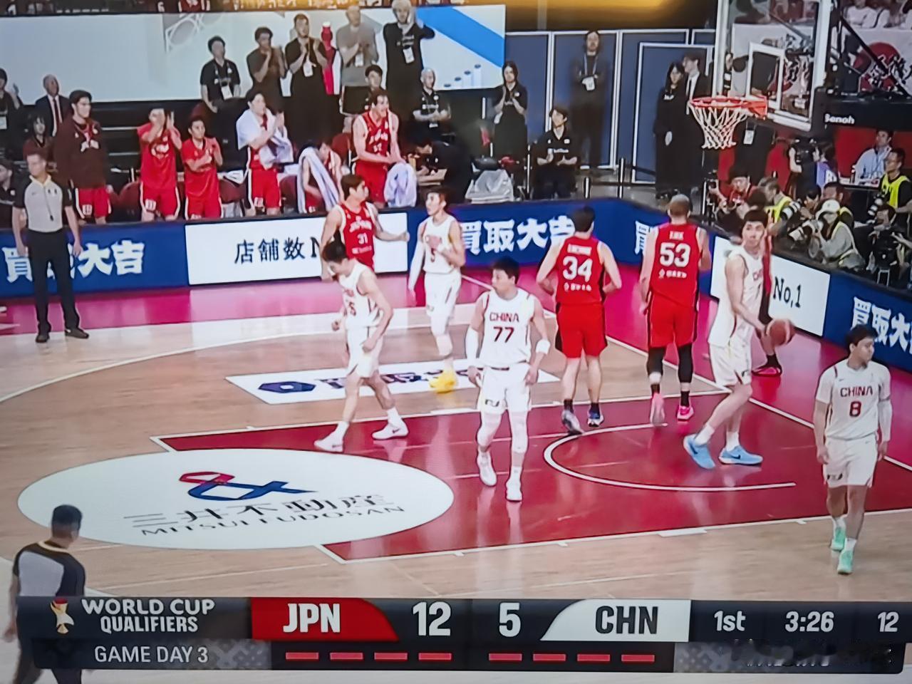 第一节快要结束了，中国男篮仅得5分！国际篮联世界杯亚洲区预选赛，中国男篮客场挑战