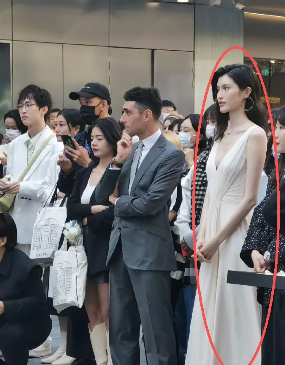 天呐，忽然理解陈伟霆了真的好美，身材也这么好，简直就是无可挑剔 ​ ​​​