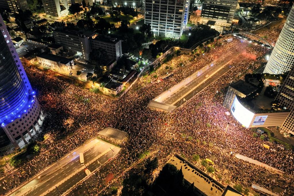 据以色列国内组织者人质家庭组织声称，超过30万人参加了特拉维夫的示威活动，呼吁以
