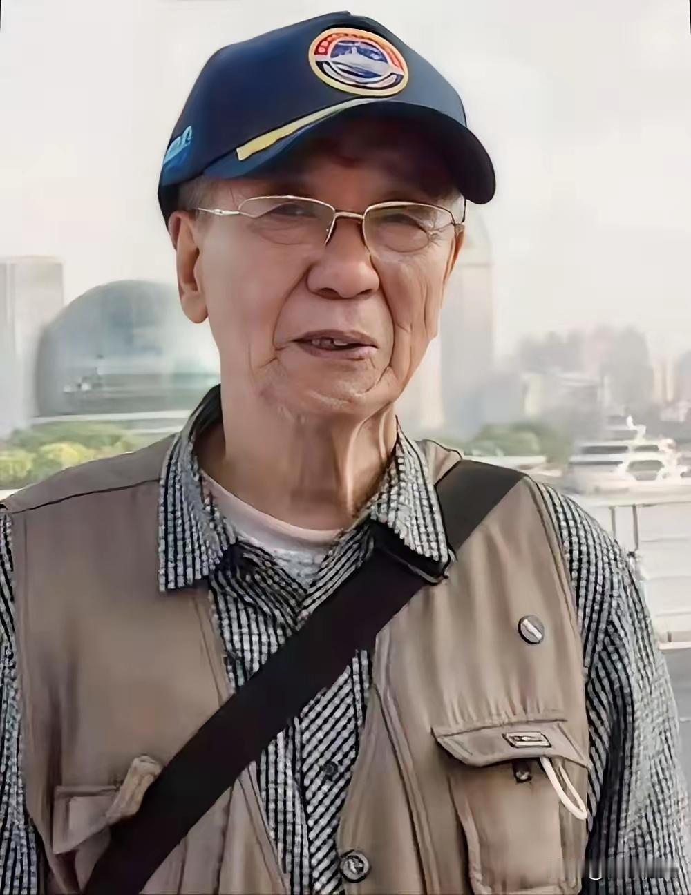 眼泪止不住了！沂蒙山舰停靠上海，91岁海军老兵没有参观资格，拿着1953年的解放