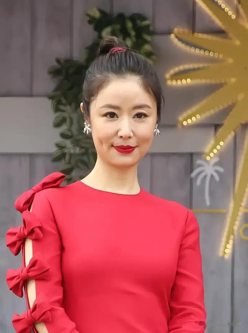 林心如虽然已经年近50了，但是她的状态却让人惊叹不已。她的外表散发着自信和魅力，