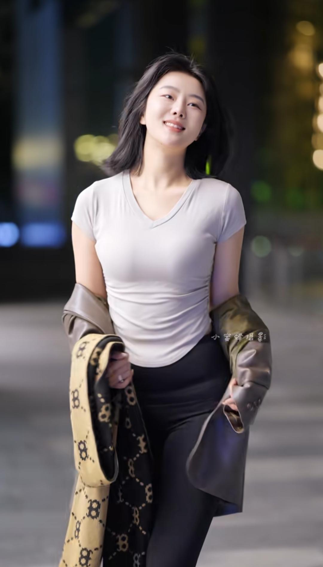 肉肉的微胖型女生，街拍女神😏分享您的街拍照 微胖