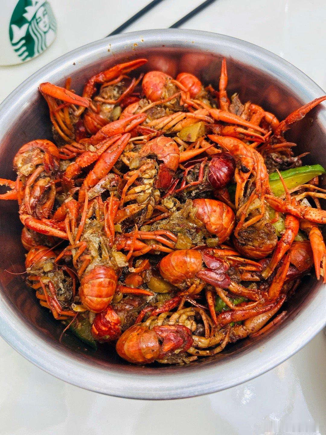 正是吃小龙虾的季节，赵女士的厨艺堪比大排档，色泽味都很绝，一盆上桌瞬间被被抢光程