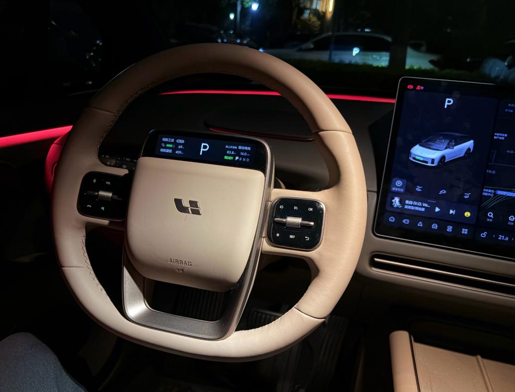 理想i6的内饰简约又有质感，确实要比油车更有科技感。车内能够摸到的地方都是软的，