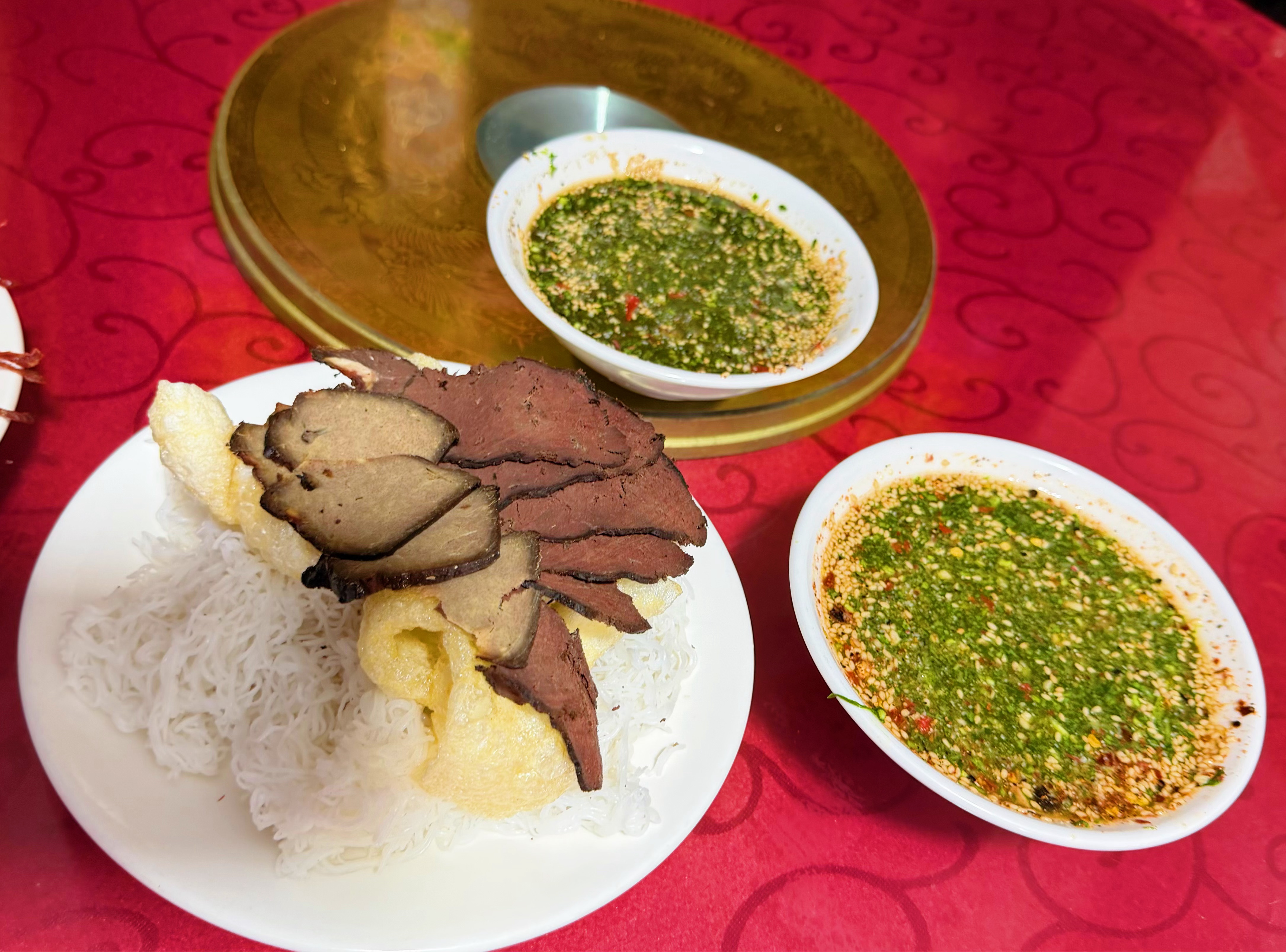 晚餐和午餐太接近，简单吃些，云南撒撇的柠檬撒吃过很多次，但苦撒一直没尝试过，正好