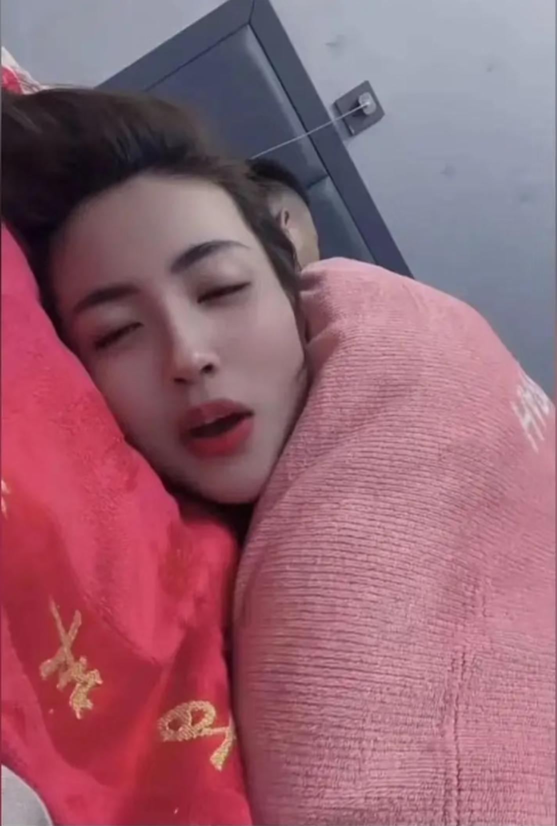 关我啥事，天冷了 我睡我的觉！