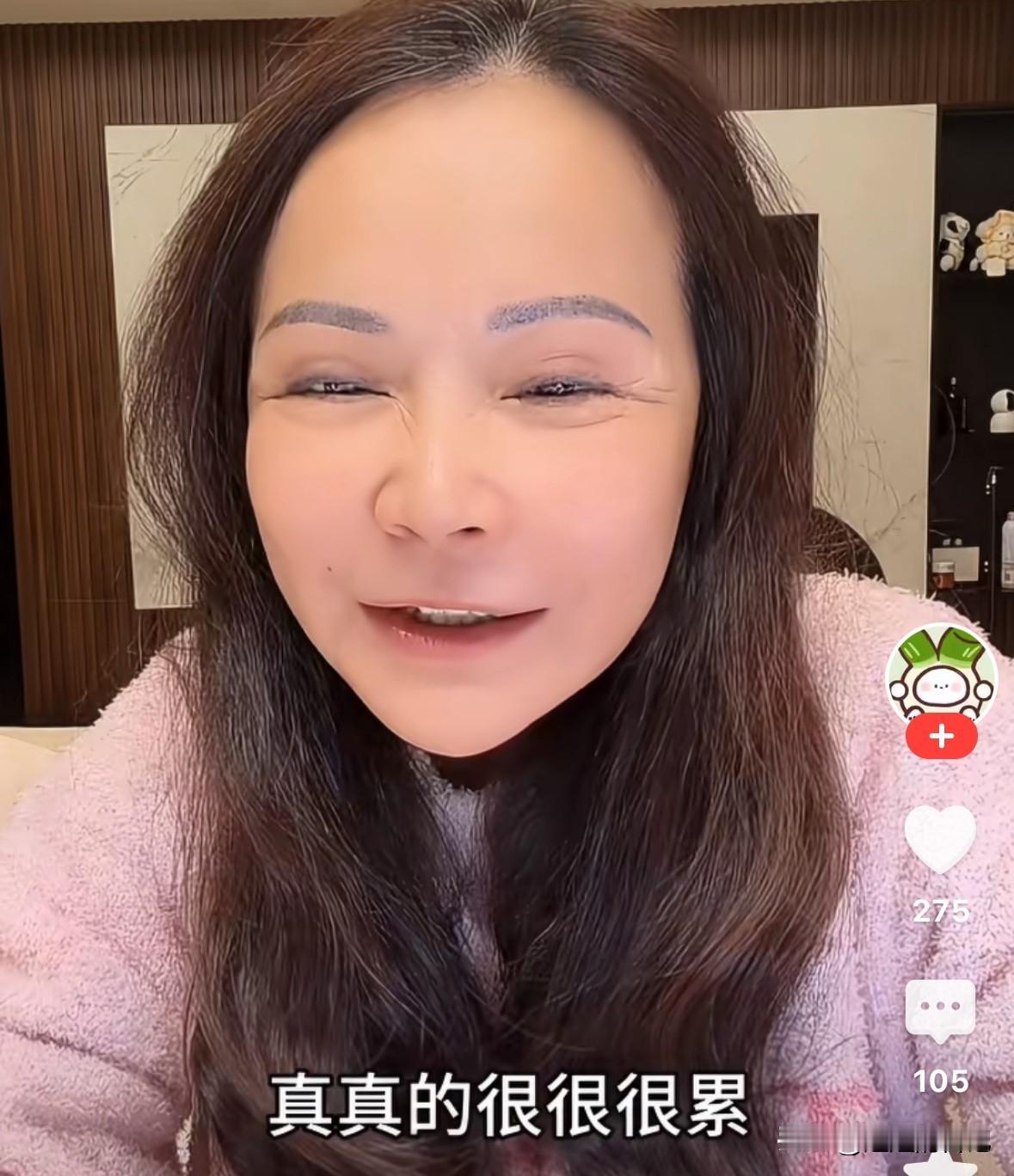 黄一鸣的妈，一张失败的低配版的整容脸，看着都是表情包，又肿，皱纹又多心特别是眼角