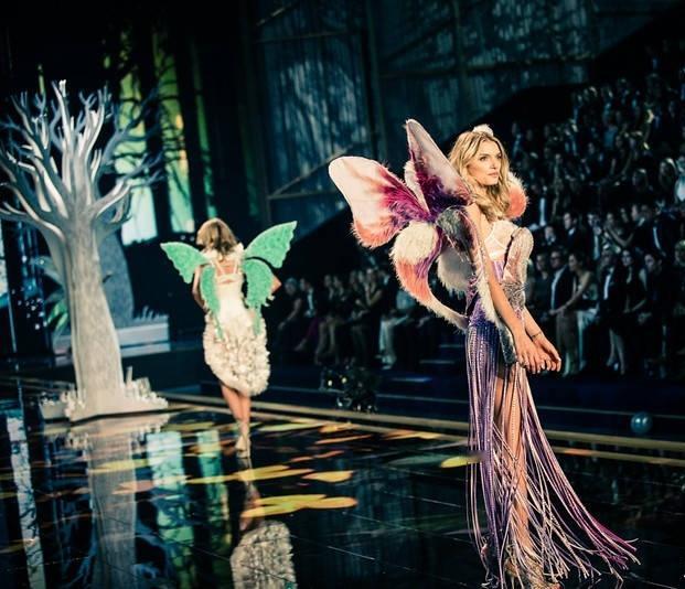 【来自投稿】2014年维密秀“童话仙境”环节上身穿施华洛世奇水晶秀服的英国超模莉