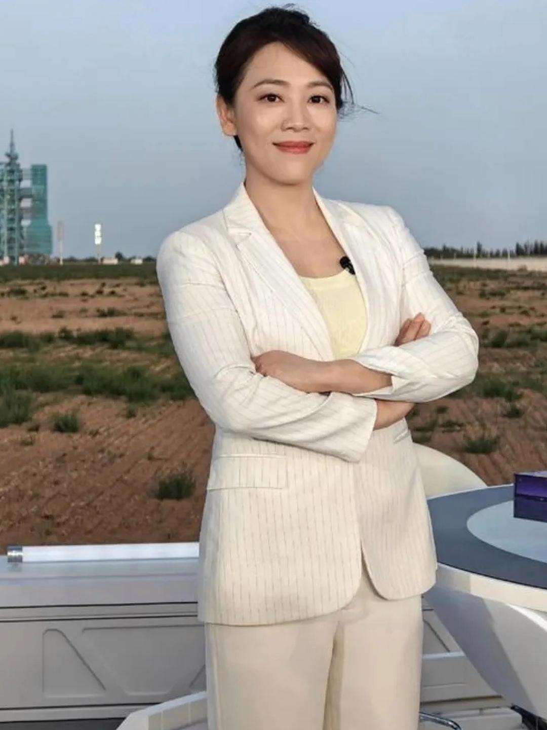 这位穿着白色西装的主持人，端庄优雅，美丽大方

她颜值出众，才华横溢，主持节目时