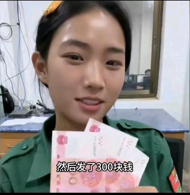 每月10日是个好日子，阿美又可以领津贴了。
照片中的佤邦女兵叫阿美（化名），今年