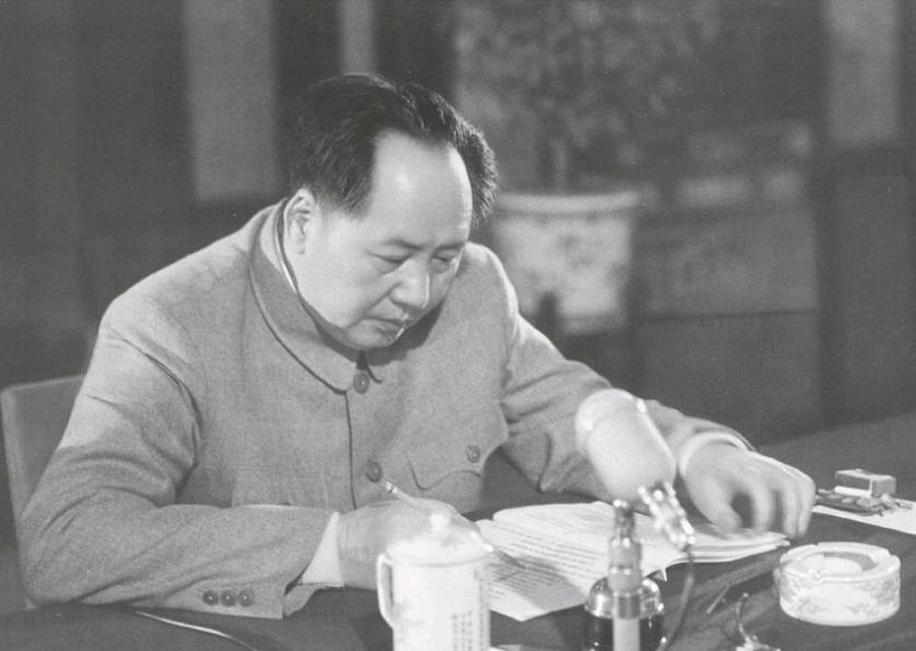 尼克松访华时，外媒称美国在北京打出白旗，毛主席获悉后马上作出了两项重要决定！
