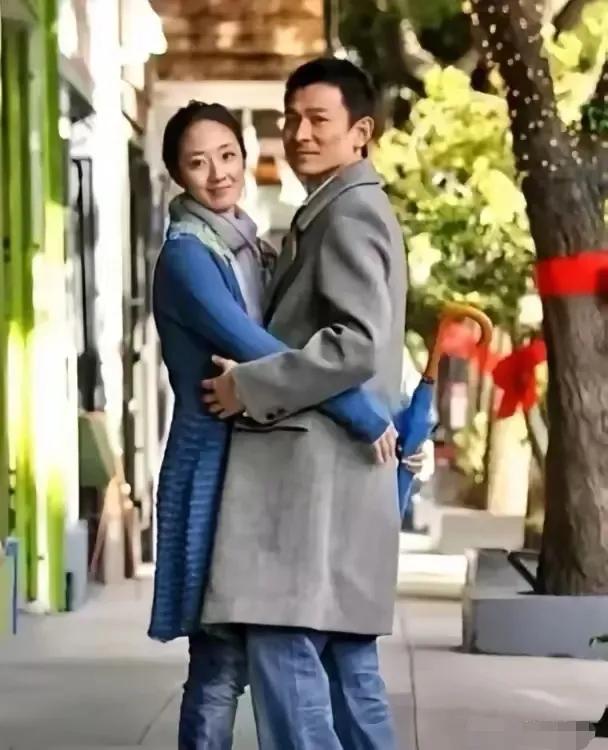 刘德华穿风衣回头一瞥，简直帅呆了！刘德华演得帅 一眼沦陷刘德华