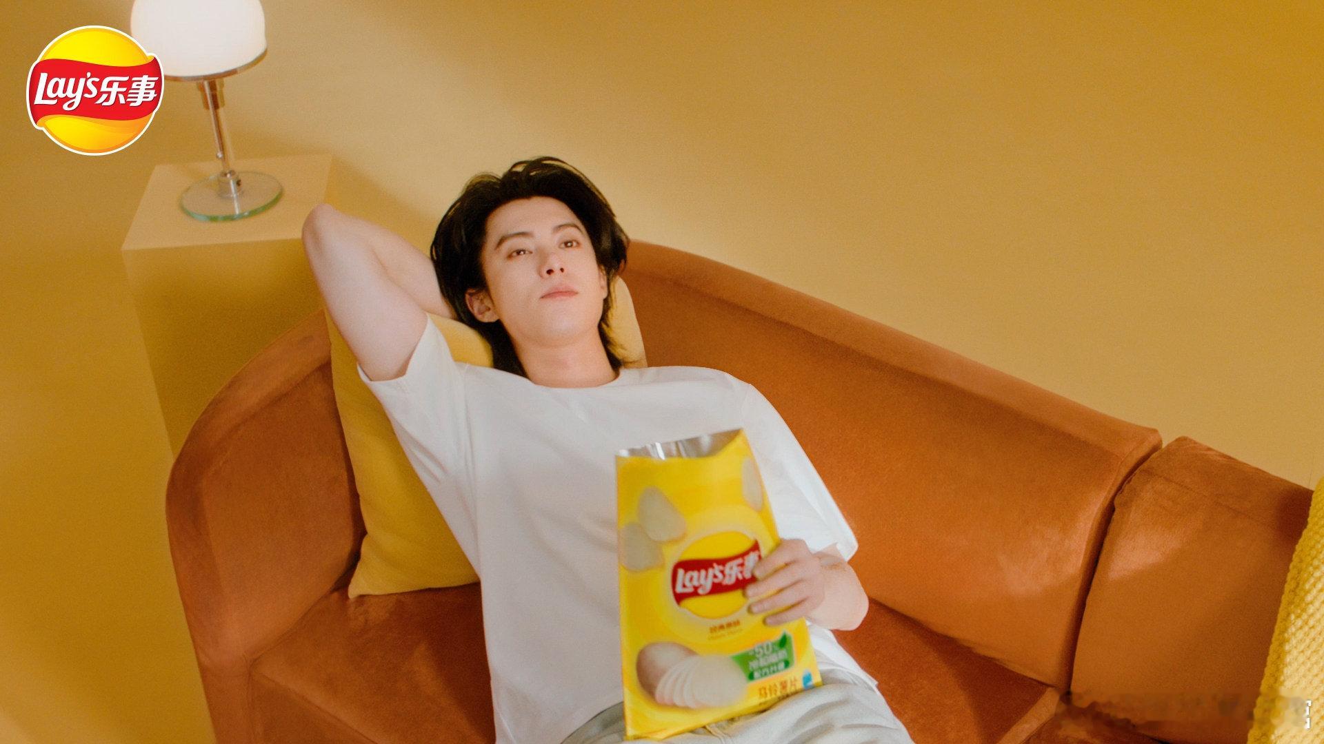 想吃王鹤棣手里的薯片 王鹤棣新TVC的造型也太好看了吧！经典白T恤配着中长发，哪