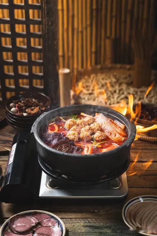 美食堪称生活中无与伦比的乐事！就拿火锅来说，简直是“万物皆可涮”。清汤锅温润滋补
