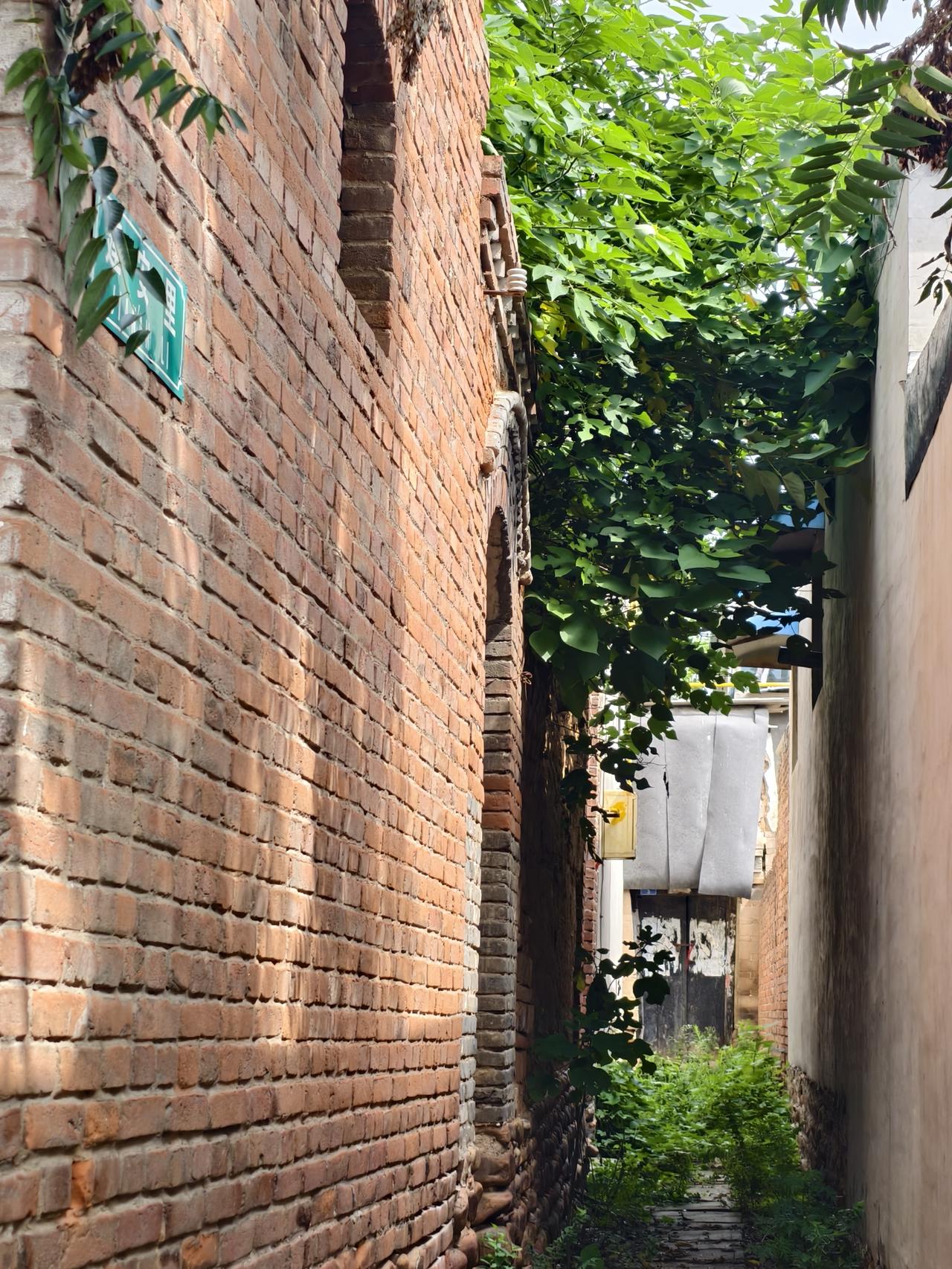 有人说，过了这个胡同的门，门后还有一个胡同，这属于什么建筑？