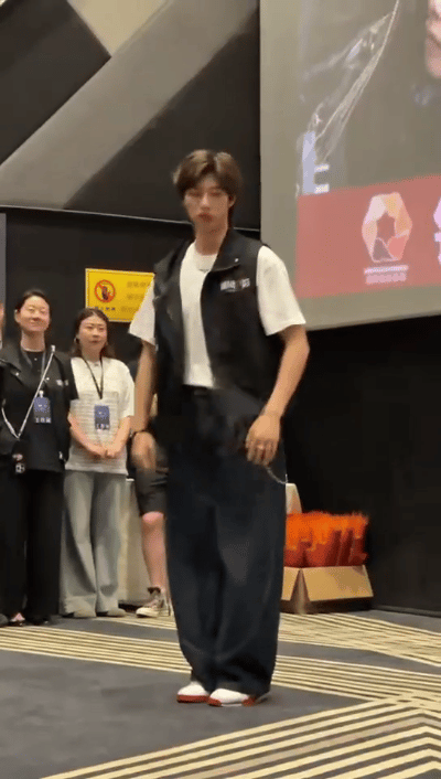原来动作片路演也是动作片 看捕风追影的路演跟过年一样热闹，大家爱打就多打会儿，观