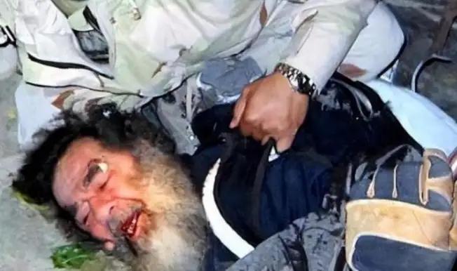 这张照片刚传出来的时候，很多人第一反应是“终于结束了”。那个留着大胡子、常年躲在