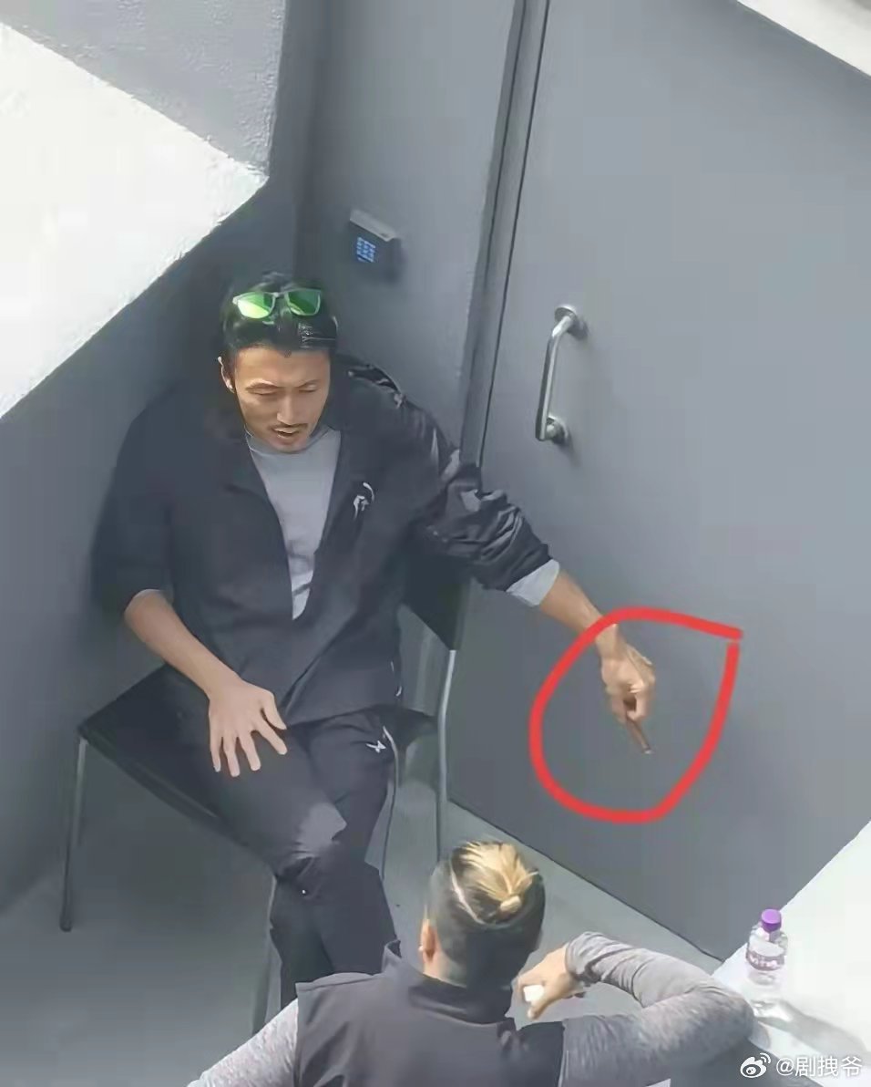 没想到谢霆锋也抽烟？ ​​​
