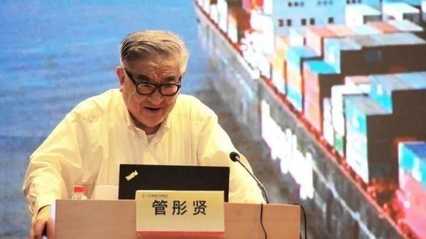 荷兰人以侵犯专利为由，将振华港机告上国际法庭，谁知，花甲老总一句汽车都四个轮子，