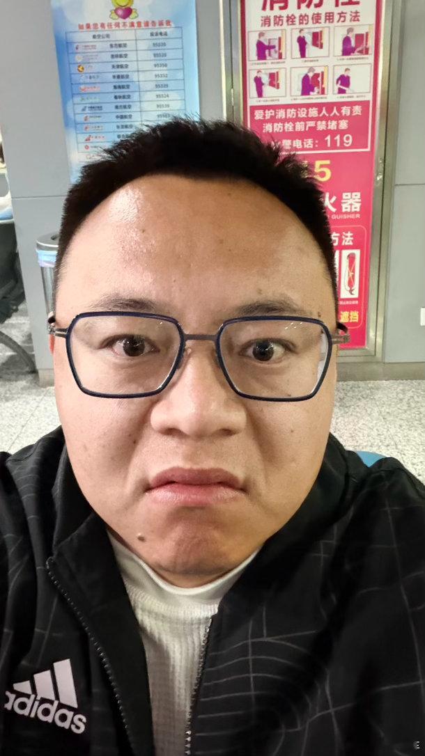 最近一堆拍奥迪的，没一个敢打开车门拍下内饰的。。。讲了一堆平台这那我觉得都干不过